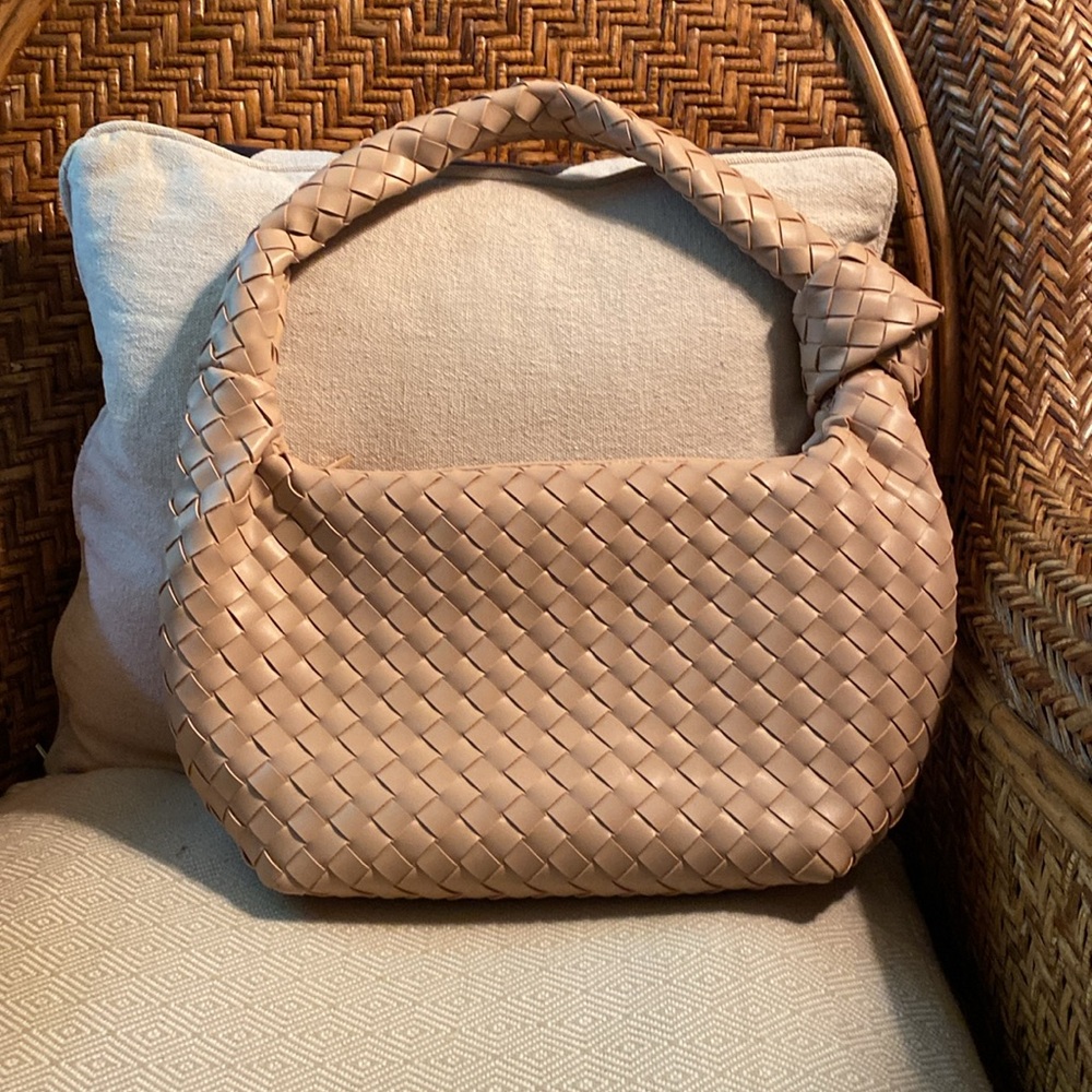 Woven neutral handbag with pocket inside